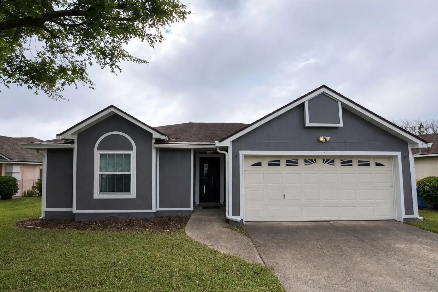 completed exterior painting project in jacksonville home